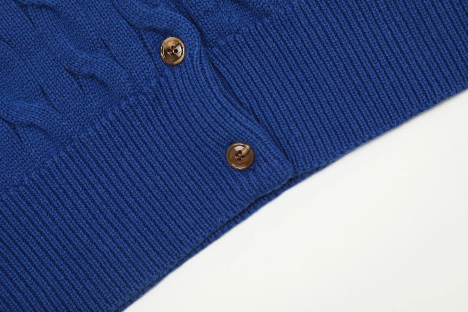 P230 Top quality" Style number: DS006# (not off the shelves all year round) [Ralph Lauren round neck solid color pony embroidery logo twist knitted cardigan] ✅Ralph Lauren Ralph Lauren classic basic versatile knitted cardigan jacket for all seasons ✅Main supplier platform live broadcast Wholesale entity Replacement if out of stock Not off the shelf ✅ZP quality 1:1 version Scan the code to enter the GF website Counter quality ✅Detailed quality The only one in Guangzhou Imported quality cotton yarn Focus on high-end, cost-effective, and good quality. Needless to say, the version is restored to the original version. The maximum size can be worn up to 160 pounds. Loose, comfortable and stress-free. ✅The upper body is simple and easy to match. A must-have for goddess ootd. Good-looking clothes are never picky. Must-have items in goddess wardrobe. Size: S- Navy blue white label Navy blue red label
